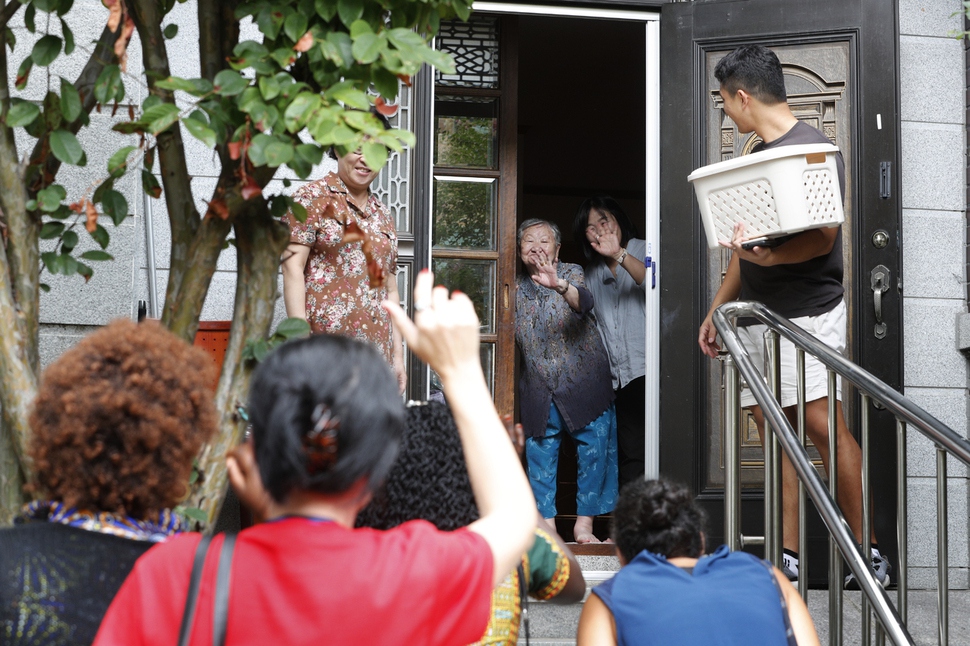 길원옥 할머니와 윤미향 정의기억연대 이사장이 13일 서울 마포구 연남동 평화의 우리집에서 전시성폭력 생존자들을 배웅하고 있다. 이정아 기자