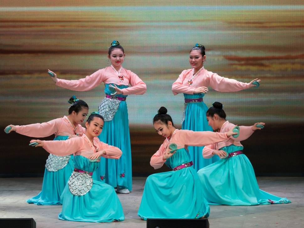 에스노트예술학교 학생들의 공연 모습. 국립국악원이 오는 18일 러시아 사할린주(州) 주도인 유즈노사할린스크에서 사할린주한인회가 주최하는 광복절 행사에 참여해 북한 통일예술단과 합동 무대를 선보인다고 14일 밝혔다. 북측 예술단에는 삼지연·모란봉 악단 소속 연주자들이 포함됐다. 국립국악원 제공