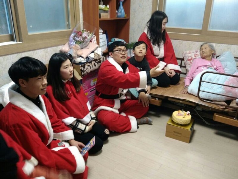 광주 북구 소녀상건립추진위원회(대표 정달성) 회원들이 지난해 12월 산타로 분장한 뒤 광주의 조선근로정신대 할머니를 찾아가 위로하고 있다. 정달성씨 제공