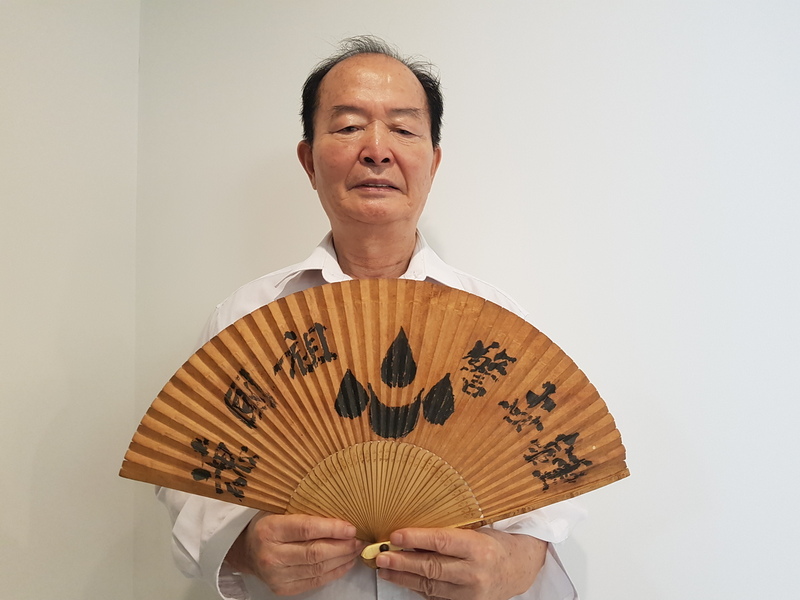 백범 김구 선생과 독립운동을 함께 했던 고 김정로 선생의 아들 김성식(82)씨가 김구 선생이 아버지에게 친필로 써서 줬던 부채를 들어 보이고 있다. 부채에 적힌 ‘조국혼심경세종(祖國魂心驚世鍾)’은 ‘조국의 혼을 마음에 담고 세상을 놀라게 하라’는 뜻이다.