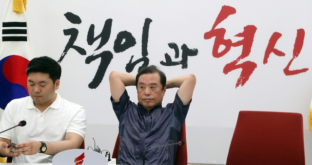 김병준 자유한국당 혁신비대위원장이 지난 1일 국회에서 ‘민생현장 방문결과’에 대한 브리핑을 위한 회의를 기다리고 있다. 김경호 선임기자 jijae@hani.co.kr