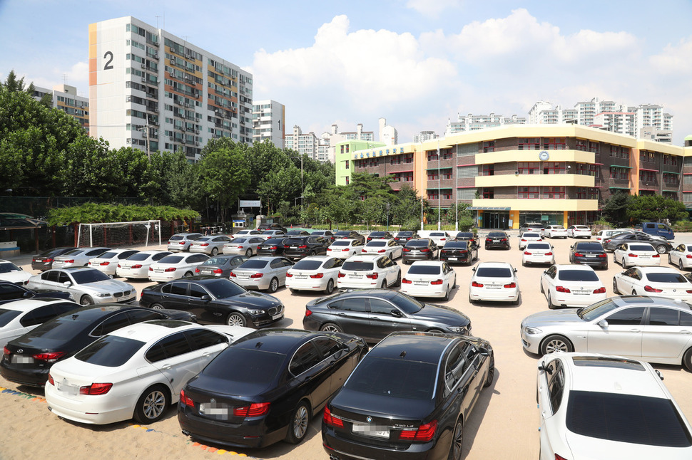 14일 오후 서울 마포구 서울성원초등학교 운동장에 베엠베(BMW) 차량들이 주차돼있다. 국토교통부가 이날 리콜 대상이면서 아직 긴급 안전진단을 받지 못한 베엠베 차량에 대해 운행중지 명령을 내리자 근처 베엠베 서비스센터를 찾는 차량이 크게 늘어 방학 중인 초등학교 운동장까지 주차장으로 사용하고 있다. 연합뉴스