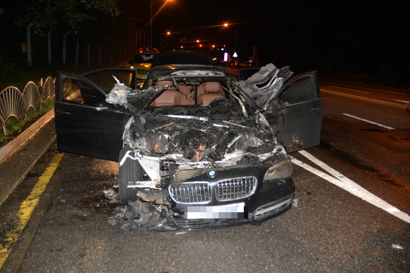지난 12일 밤 경기도 하남시 미사대로에서 광주 방향으로 달리던 BMW 520d에서 불이 나 신고를 받고 출동한 소방관들에 의해 10분 만에 진화됐다. 사진 하남소방서 제공