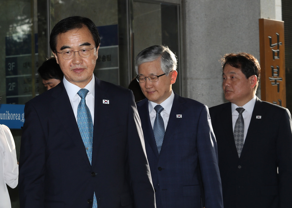 남북고위급 회담 우리 측 수석대표인 조명균 통일부 장관(왼쪽)이 13일 오전 서울 종로구 남북회담본부를 나서고 있다. 연합뉴스