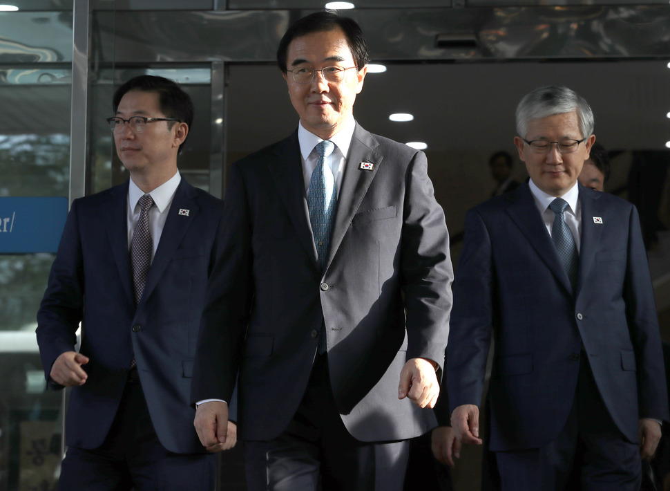 남북고위급 회담 우리 측 수석대표인 조명균 통일부 장관과 대표단이 13일 오전 서울 종로구 남북회담본부에서 판문점으로 출발하고 있다. 연합뉴스
