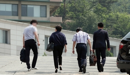 서울시교육청 감사팀이 지난해 서울 한 학교의 비위 조사를 위해 들어가고 있다. 김경호 선임기자 jijae@hani.co.kr