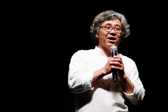 광주시 무형문화재 8호인 광산농악보존회의 전수조교 김양균 얼쑤 대표는 1992년 얼쑤를 창단한 뒤 2002년 10월 폐교된 대촌초등학교 터에 입주해 타악기 강습 등을 이끌면서 해매다 광주예술난장 공연을 이어오고 있다.<한겨레> 자료 사진