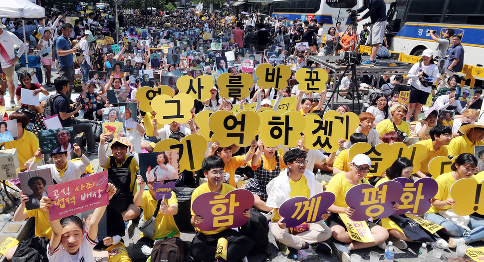 제73주년 광복절인 15일 서울 종로구 옛 일본대사관 앞에서 열린 ''제6차 세계 일본군위안부 기림일 맞아 세계연대집회 1348차 정기수요시위''에서 참석자들이 ''역사를 바꾼 그날의 용기 기억하겠습니다 함께 평화''라고 적힌 손 피켓을 들고 구호를 외치고 있다. 김경호 선임기자 jijae@hani.co.kr