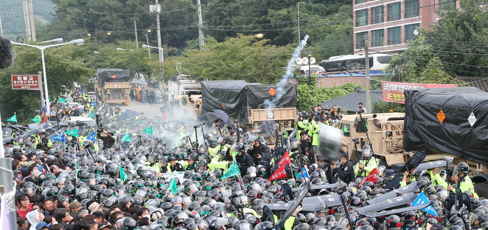 주한미군의 사드(고고도미사일방어체계) 발사대 차량이 지난해 9월7일 오전 경북 성주군 초전면 소성리 마을회관 앞을 지나자 주민과 시민단체 회원들이 물병 등을 던지며 격렬하게 항의하고 있다. 성주/백소아 기자 thanks@hani.co.kr