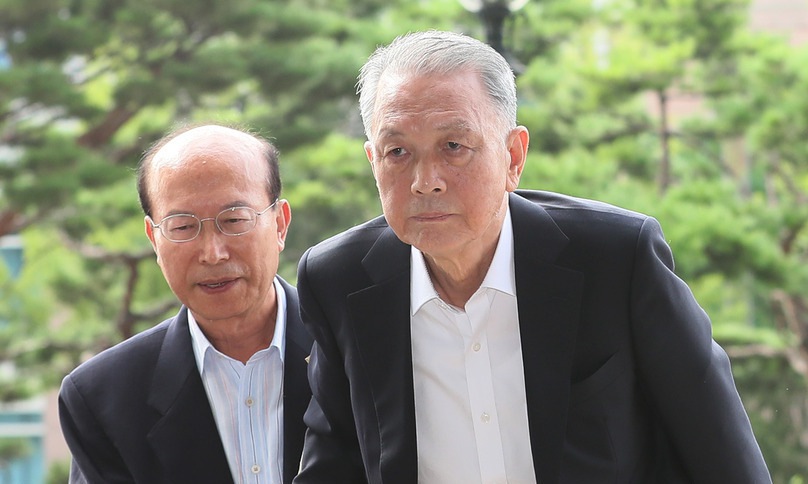 김기춘, 석방 8일 만에 포토라인에…재판거래 의혹 조사