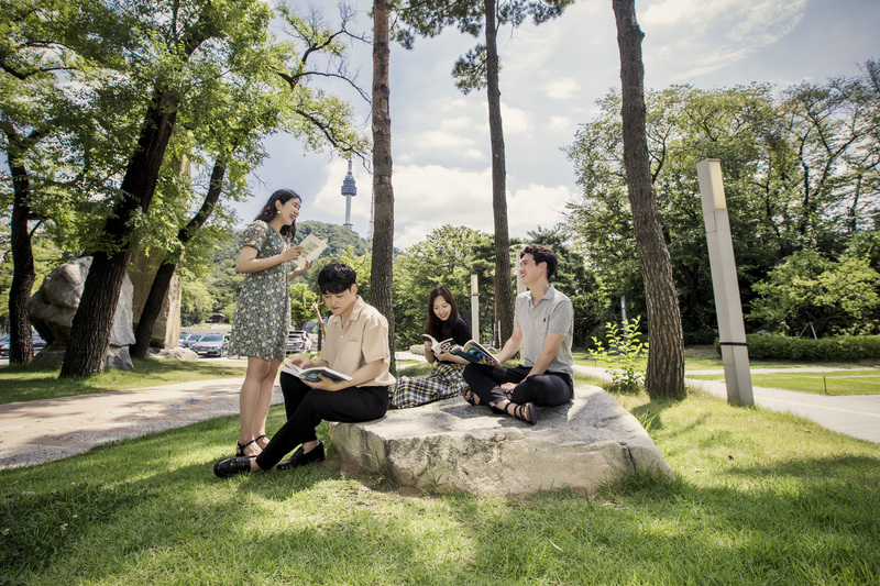 서울 중구 남산공원의 잔디밭에서 한 독서모임 회원들이 책을 읽고 있다.  윤동길(스튜디오 어댑터)