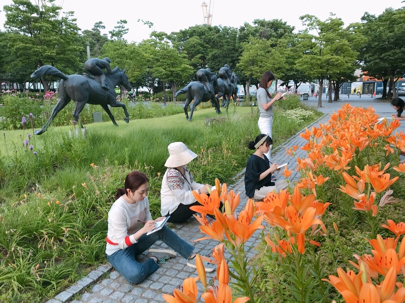 서울 성동구 서울숲공원에서 직장인을 대상으로 그림 수업이 진행되고 있다.  서울그린트러스트 제공