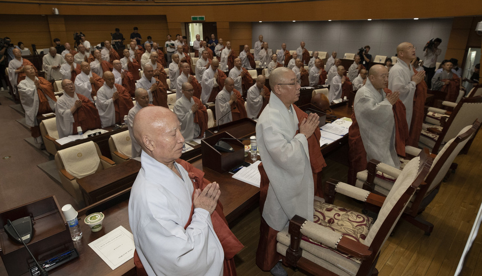 ‘제211회 대한불교조계종 중앙총회 임시회’가 16일 오전 서울 종로구 조계사 안 국제회의실에서 열려 총무원장 설정 스님이 참석하고 있다. 김성광 기자