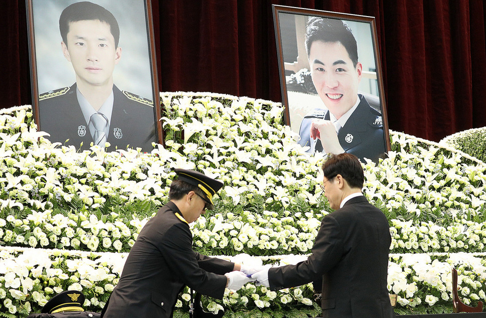 고 오동진(37) 소방위와 심문규(37) 소방장의 합동 영결식에서 이재명 경기도지사가 추모하고 있다.