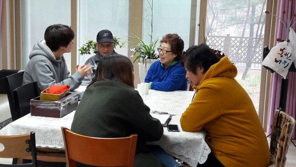 충북대 러시아언어문화학과 학생들이 청주 오송에 사는 사할린 한인을 찾아 인터뷰하고 있다. 충북대 러시아언어문화학과 제공