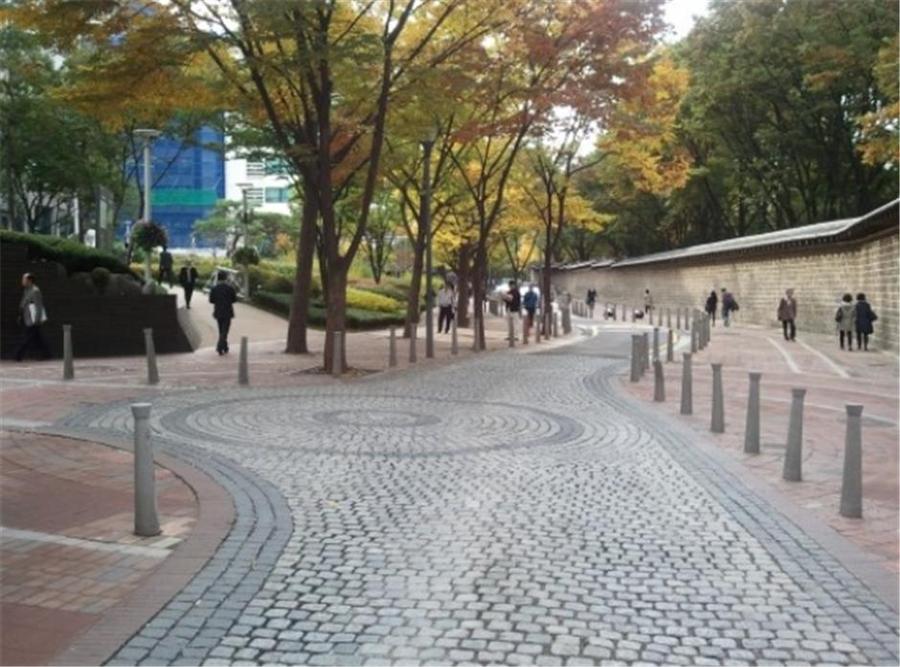 1998년 서울 정동 덕수궁 돌담길은 보행자 길과 차도를 엄격히 나누지 않는 ‘공존도로’ 개념을 도입하고 차도를 사괴석으로 포장해, 걷고 싶은 거리, 아름다운 길의 첫 순위로 꼽혔다.(위)   픽셀하우스 제공