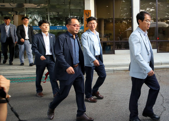 이산가족 상봉 행사를 앞두고 금강산을 방문하는 통일부 선발대 직원들이 15일 아침 서울 종로구 남북회담사무국에서 버스에 오르고 있다. 서울/연합뉴스