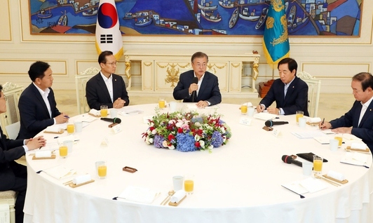 [사설] 문 대통령과 5당 원내대표의 ‘협치’ 합의를 환영한다 