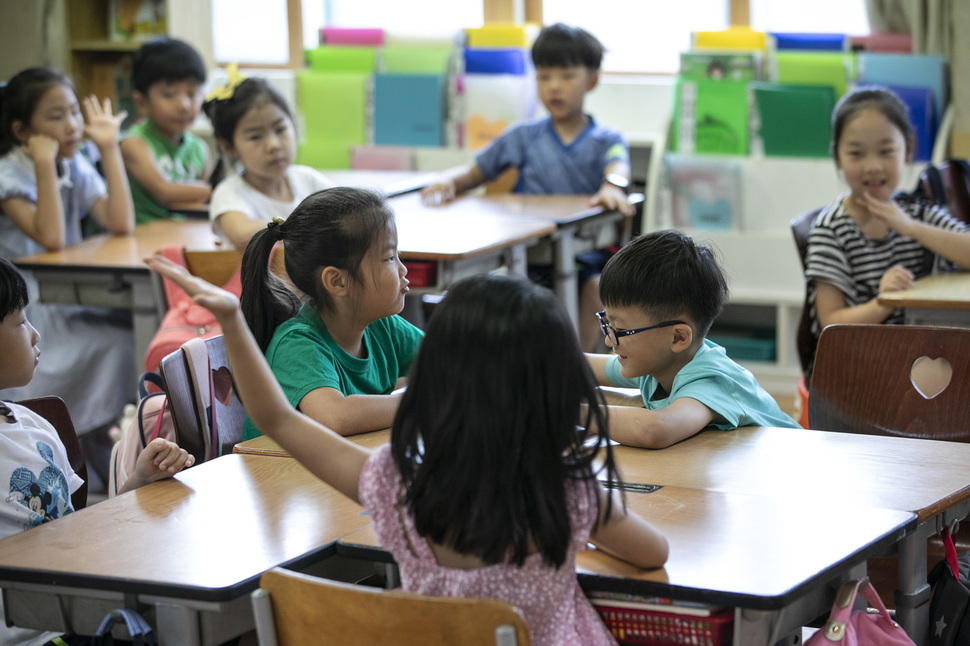 1학년 학생들이 17일 오전 서울 용산구 서울서빙고초등학교 교실에서 방학 동안 못한 이야기들을 나누고 있다. 김성광 기자 flysg2@hani.co.kr