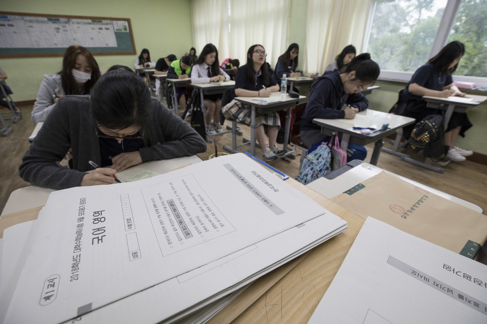 대학수학능력시험(수능) 위주 전형 확대와 수능 절대평가 전면도입 보류 등으로 사교육 시장이 활기를 띌 것으로 보인다. 김성광 기자 flysg2@hani.co.kr