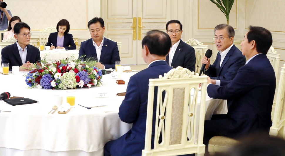 문재인 대통령이 16일 낮 청와대에서 열린 여야 5당 원내대표 초청 오찬에서 인사말을 하고 있다. 2018.8.16 연합뉴스