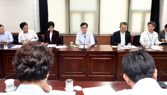 김동연 경제부총리가 17일 정부서울청사에서 ‘고용 관련 긴급 경제현안 간담회’를 주재하고 있다.