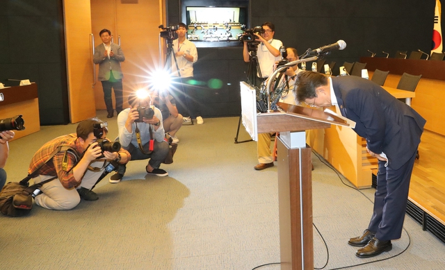 권덕철 보건복지부 차관이 17일 오후 서울 중구 세종대로 대한상공회의소에서 열린 ‘2018년 국민연금 재정계산 결과를 바탕으로 한 국민연금 제도 개선 방향에 관한 공청회’에 앞서 인사말을 마친 뒤 인사를 하고 있다. 김봉규 선임기자 bong9@hani.co.kr