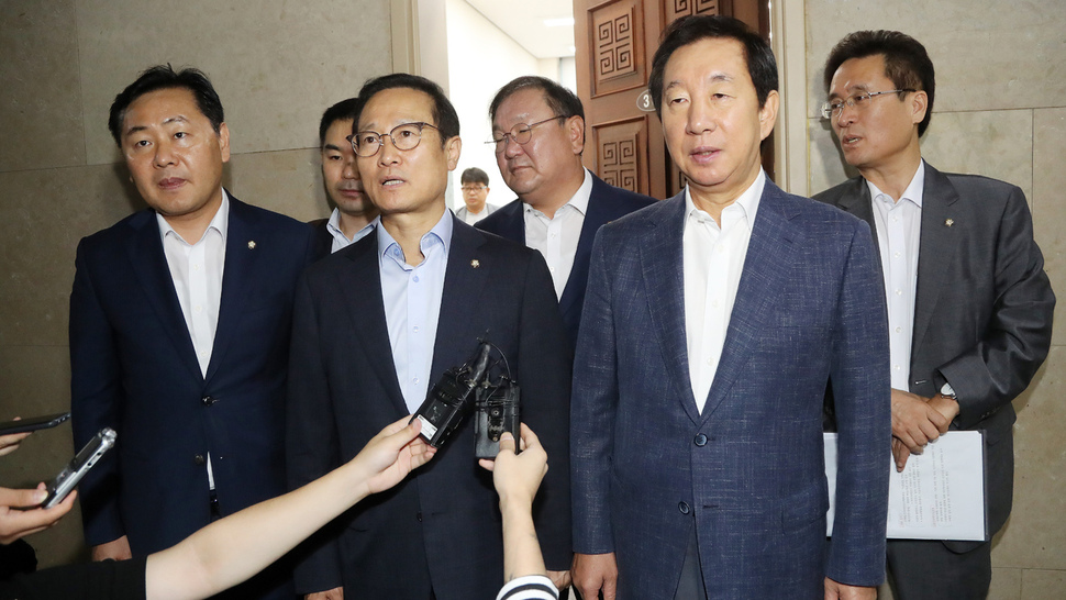 더불어민주당 홍영표(가운데), 자유한국당 김성태(오른쪽), 바른미래당 김관영 원내대표가 17일 국회에서 3당 원내대표 조찬회동을 마치고 본회의에서 처리할 합의 법안 내용을 발표하고 있다.김경호 선임기자 jijae@hani.co.kr