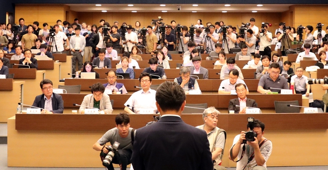 권덕철 보건복지부 차관이 8월 17일 오후 서울 중구 세종대로 대한상공회의소에서 열린 '2018년 국민연금 재정계산 결과를 바탕으로 한 국민연금 제도 개선 방향에 관한 공청회'에 앞서 인사말을 하고 있다. 김봉규 선임기자 bong9@hani.co.kr