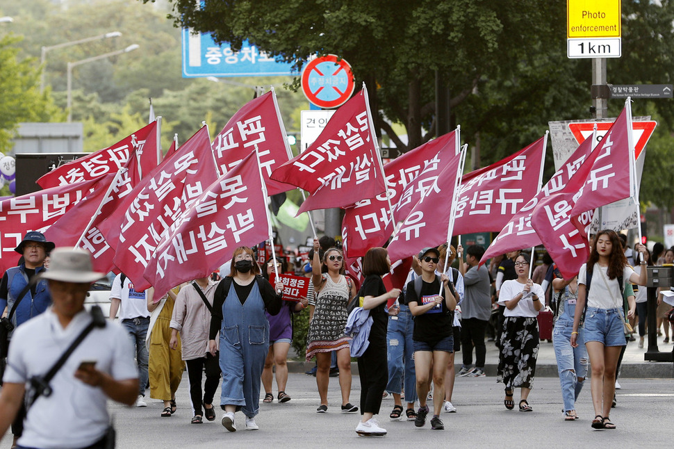 제5차 성차별 성폭력 끝장집회에 참가한 이들이 18일 오후안희정 전 충남도지사와 안 전 지사에게 무죄를 선고한 사법부를 규탄하며 서울 종로구 신문로 서울역사박물관을 출발해 행진하고 있다. 이정아 기자 leej@hani.co.kr