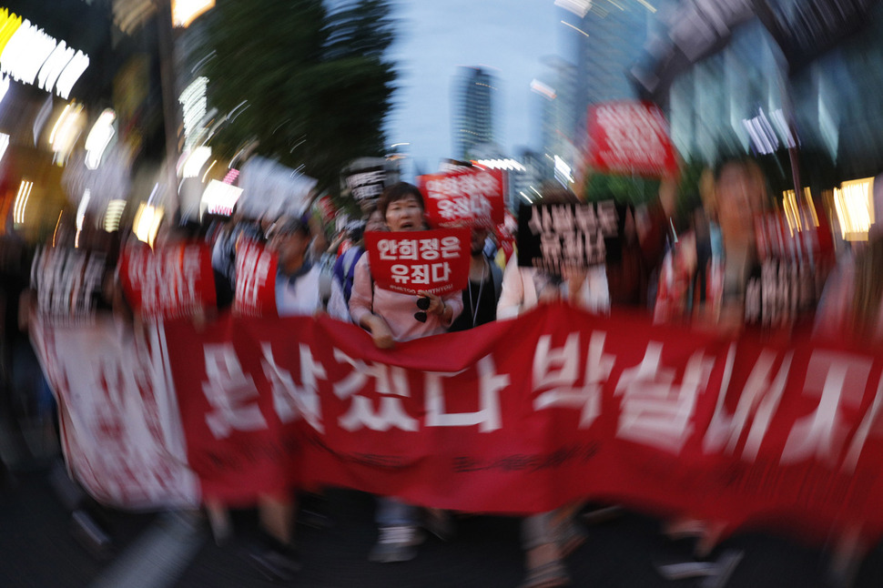 제5차 성차별 성폭력 끝장집회에 참가한 이들이 18일 오후 안희정 전 충남도지사와 안 전 지사에게 무죄를 선고한 사법부를 규탄하며 서울 종로구 신문로 서울역사박물관을 출발해 행진하고 있다. 이정아 기자 leej@hani.co.kr