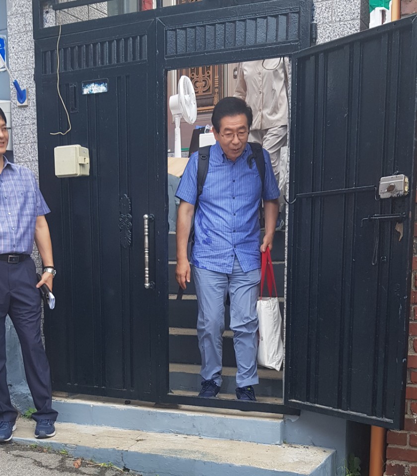 ‘옥탑방 한달 살이’를 마치고 서울 강북구 삼양동 한 옥탑방에서 나서는 박원순 서울시장. 사진 채윤태 기자