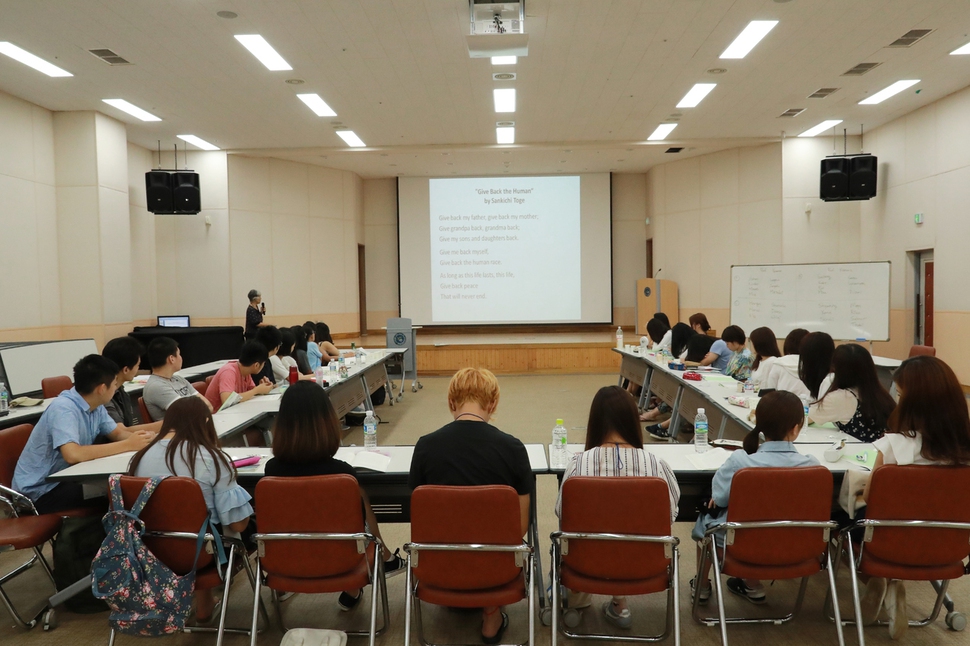 지난해 노근리 평화공원에서 열린 세계 대학생 평화아카데미에서 학생들이 인권·평화 강연을 듣고 있다.노근리 국제평화재단 제공