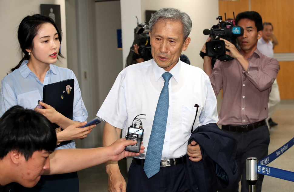 김관진 전 국방부 장관이 20일 오전 서울 중앙지법 법정에 ‘군 댓글공작’과 관련 첫 공판을 받기 위해 출석하고 있다. 김봉규 선임기자 bong9@hani.co.kr