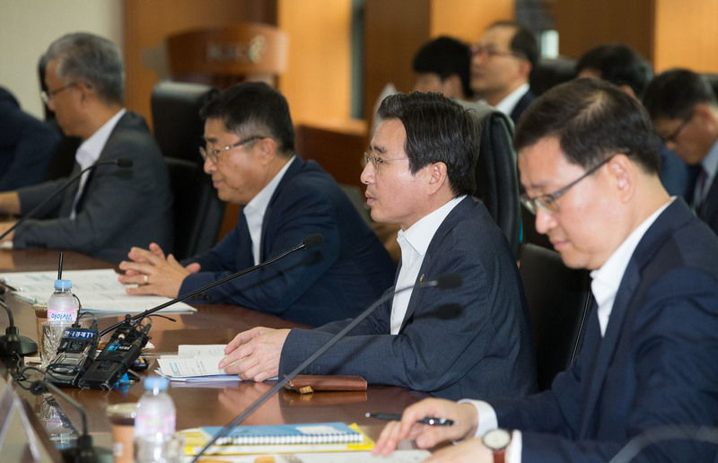 김용범 금융위 부위원장은 20일 서울 여의도 한국거래소에서 거래소, 금융투자협회, 상장예정법인, 금융투자업계 전문가들과 '코스닥 시장 점검을 위한 시장 간담회'를 개최했다.
