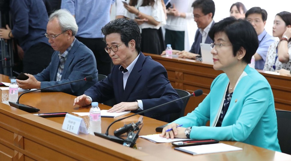 20일 오후 서울 세종로 일자리위원회에서 열린 고용노동부-사용자단체 간담회에서 고용노동부 쪽 참석자들이 이야기를 하고 있다. 왼쪽부터 문성현 경제사회노동위원회 위원장, 이목희 일자리위원회 부위원장, 김영주 고용노동부장관장. 박종식 기자 anaki@hani.co.kr