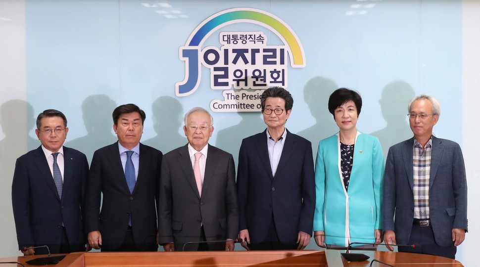 20일 오후 서울 세종로 일자리위원회에서 열린 고용노동부-사용자단체 간담회에서 참석자들이 기념촬영을 하고 있다. 왼쪽부터 김준동 대한상의 부회장, 박성택 중소기업 중앙회장, 손경식 한국경총 회장, 이목희 일자리위원회 부위원장, 김영주 고용노동부장관, 문성현 경제사회노동위원회 위원장. 박종식 기자 anaki@hani.co.kr