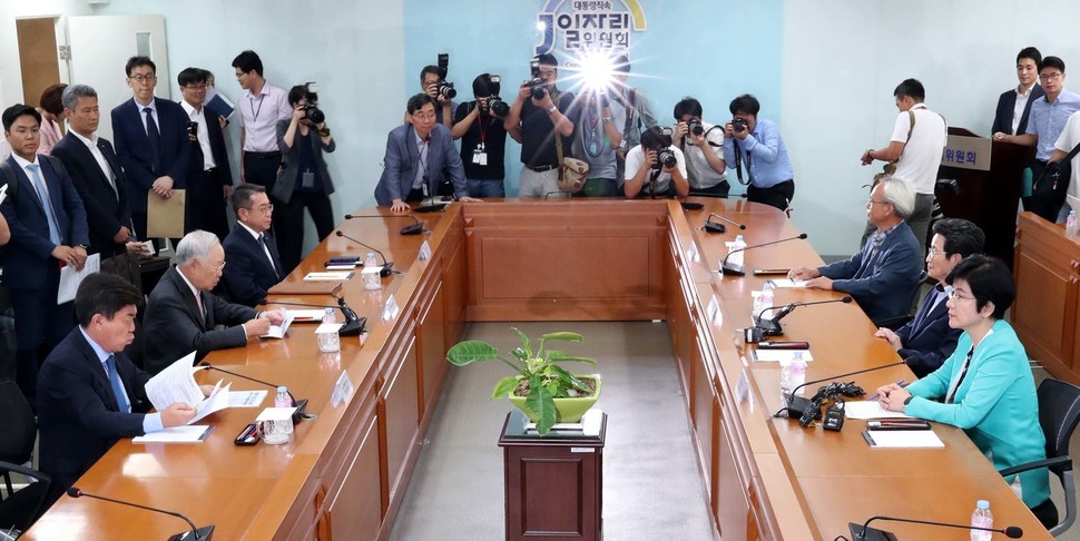 20일 오후 서울 세종로 일자리위원회에서 열린 고용노동부-사용자단체 간담회에서 참석자들이 이야기를 나누고 있다. 박종식 기자 anaki@hani.co.kr