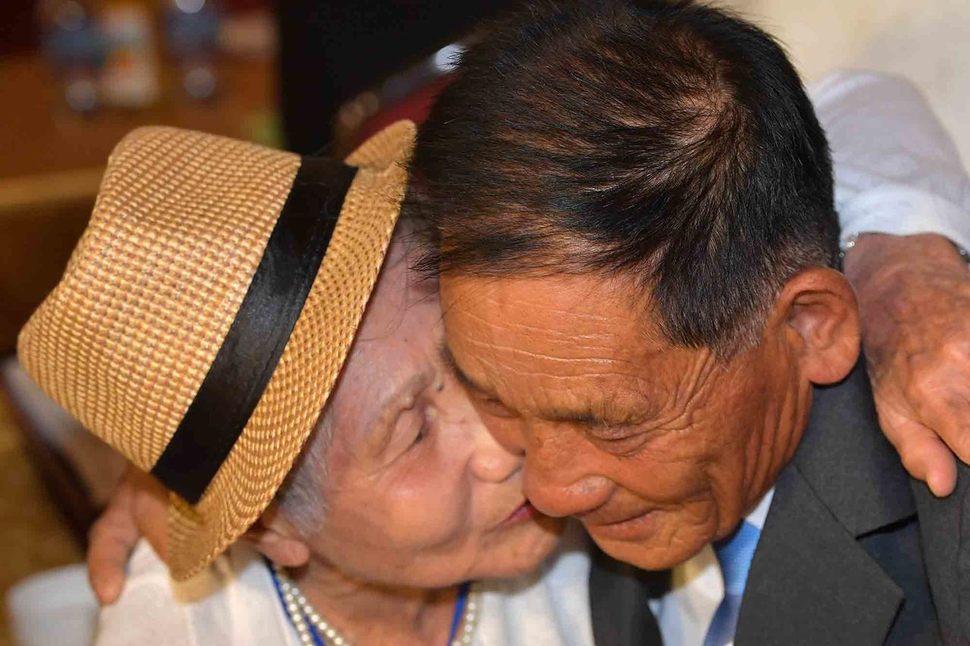 20일 금강산호텔에서 열린 제21차 남북 이산가족 단체상봉 행사에서 남쪽 이금섬(92) 할머니가 아들 리상철(71)을 만나 기뻐하고 있다. 금강산/사진공동취재단