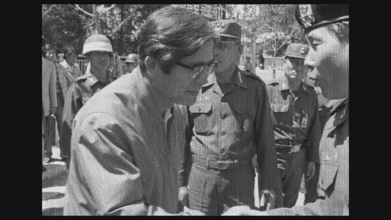 계엄군은 1980년 5월27일 5·18 민주화운동을 무력으로 잔인하게 진압했다. 1980년 5월27일 광주에서 진압이 끝난 뒤 신군부의 핵심이었던 정호용 당시 특전사령관(맨 오른쪽)이 장형태 당시 전남도지사와 악수하고 있다.  5·18기록관 제공