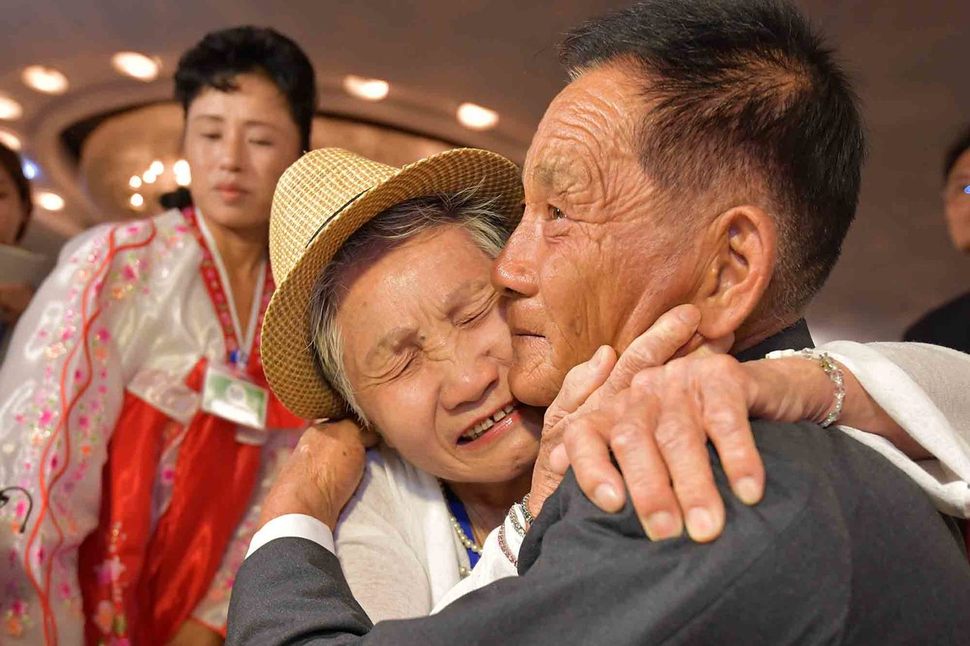 20일 금강산호텔에서 열린 제21차 남북 이산가족 단체상봉 행사에서 남측 이금섬(92) 할머니가 아들 리상철(71)을 만나 기뻐하고 있다. 금강산/사진공동취재단
