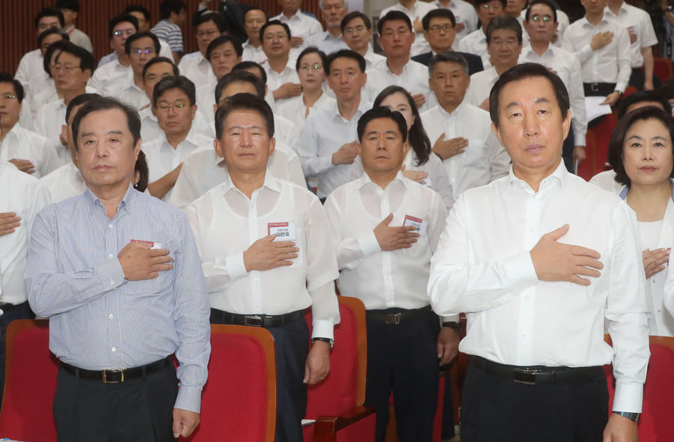 20일 오전 경기도 과천 공무원 인재개발원에서 열린 2018 자유한국당 국회의원 연찬회에 참석한 김병준 비상대책위원장과 김성태 원내대표 등이 국민의례를 하고 있다. 과천/신소영 기자 viator@hani.co.kr