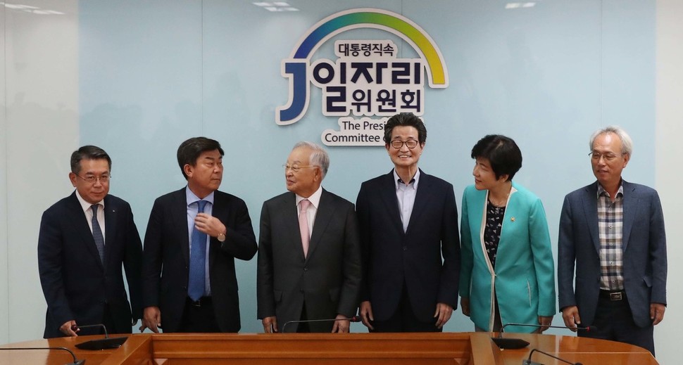 20일 오후 서울 세종로 일자리위원회에서 열린 고용노동부-사용자단체 간담회에서 참석자들이 기념촬영을 하고 있다. 왼쪽부터 김준동 대한상의 부회장, 박성택 중소기업중앙회장, 손경식 한국경총 회장, 이목희 일자리위원회 부위원장, 김영주 고용노동부장관, 문성현 경제사회노동위원회 위원장. 박종식 기자 anaki@hani.co.kr