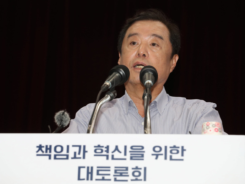 20일 오전 경기도 과천 공무원 인재개발원에서 열린 ‘2018 자유한국당 국회의원 연찬회’에서 김병준 비상대책위원장이 인사말을 하고 있다. 연합뉴스