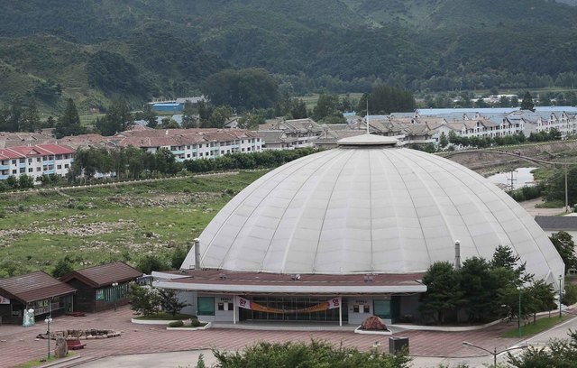 제21차 이산가족 상봉행사 1회차 둘째날인 21일 오전 외금강호텔에서 바라본 고성군 온정리 마을과 금강산 문화회관. 2008년 7월 이전 금강산관광이 한창일 때 금강산문화회관에서는 북쪽의 교예공연이 열렸고 남쪽 관광객들의 사랑을 받았다. 금강산/연합뉴스