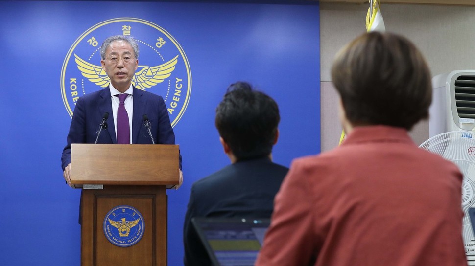 유남영 경찰청 인권침해사건 진상조사위원장이 21일 오전 서울 미근동 경찰청에서 고 백남기 농민 사망 사건에 대한 조사결과를 발표한 뒤 취재진의 질문에 답변하고 있다. 박종식 기자 anaki@hani.co.kr