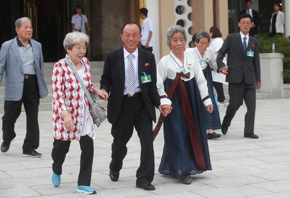 제21차 이산가족 상봉행사 1회차 둘째 날인 21일 오후 고성 외금강호텔에서 개별상봉을 마친 남쪽 양철수(93.맨왼쪽) 할아버지, 부인 이은임(87, 왼쪽 둘째) 할머니가 북쪽 처제인 리용희(84,왼쪽셋째) 할머니를 호텔 현관 앞까지 나와 배웅하고 있다. 금강산/사진공동취재단