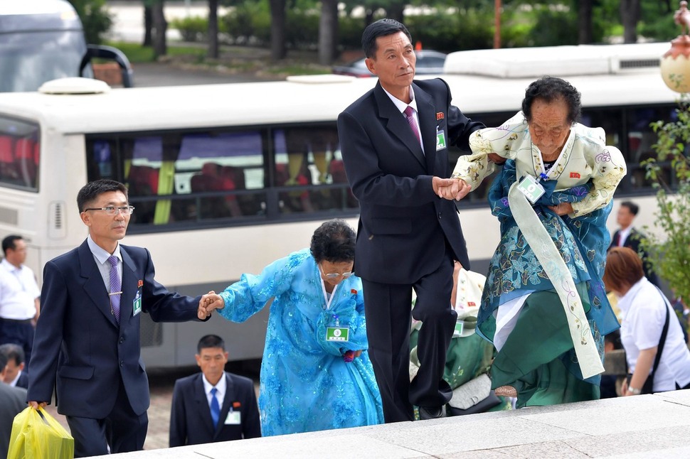 제21차 남북 이산가족 상봉 행사 이틀째인 21일 북쪽 상봉단이 객실 내 개별 상봉을 위해 외금강호텔로 들어서고 있다. 금강산/사진공동취재단