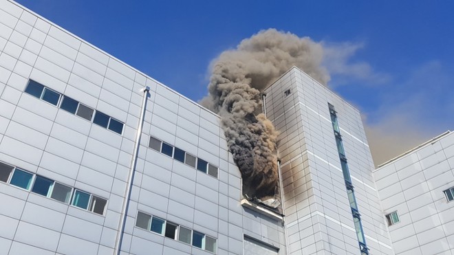 21일 불이 난 인천 남동구 논현동 전자제품 제조공장. 인천소방본부 제공