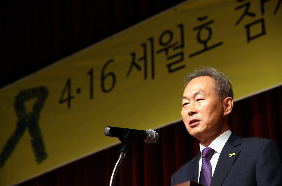이석태 4.16 세월호참사 특별조사위원회 위원장이 20일 오후 서울 용산구 효창동 백범 김구 기념관 대회의실에서 연 ‘4.16 세월호 참사 피해자 지원 실태조사 결과발표회’에서 인사말을 하고 있다. 김봉규 선임기자 bong9@hani.co.kr